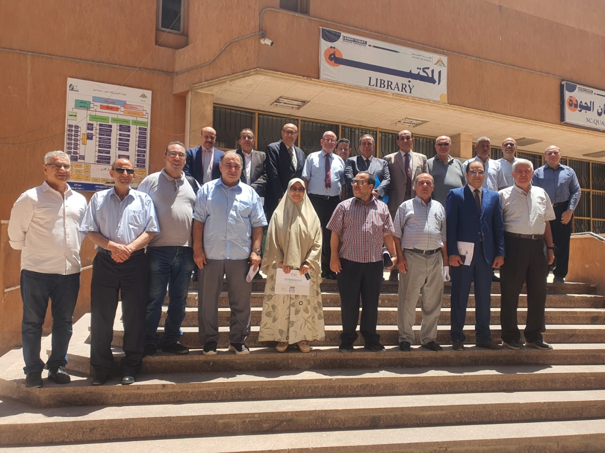 مجلس كلية العلوم بجامعة بنها يكرم عميد الكلية وعدداً من القيادات وأعضاء هيئة التدريس والإداريين تقديراً لعطائهم المتميز